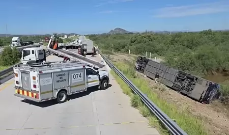 Vuelca autob�s de pasajeros en Sonora