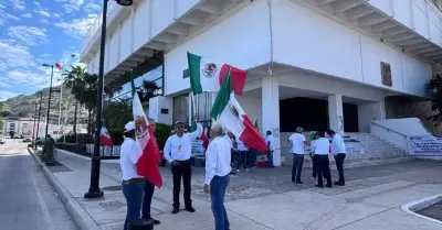 Jubilados y pensionados de CFE se manifiestan en el Congreso de Sonora