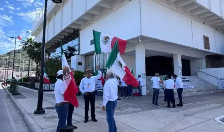 Jubilados y pensionados de CFE se manifiestan en el Congreso de Sonora