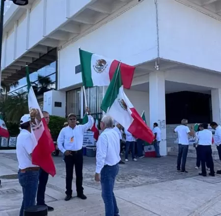Jubilados y pensionados de CFE se manifiestan en el Congreso de Sonora
