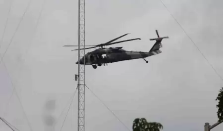 Un helic�ptero vigila el centro penitenciario de El Castillo, en Mazatl�n, Sinal