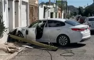 Conductor impacta auto contra poste y vivienda en la colonia Centro
