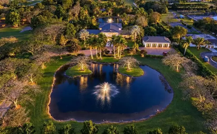 Ponen en venta la mansión de Juan Gabriel en Florida