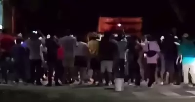 Turba arrebata a detenidos a polic�a