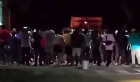 Turba arrebata a detenidos a polic�a
