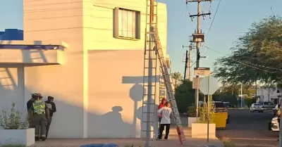 Muere hombre tras recibir descarga el�ctrica mientras pintaba poste en Hermosill