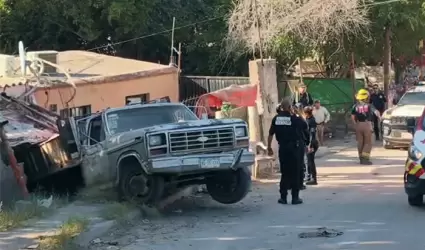 Cami�n de carga se introduce en domicilio